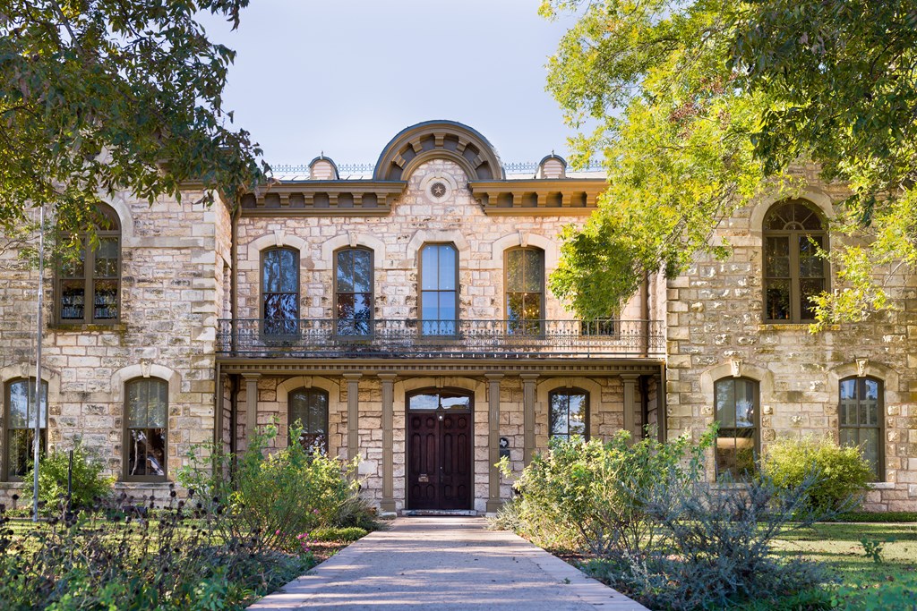 Fredericksburg-Memorial-Library-in-Fredericksburg-Texas